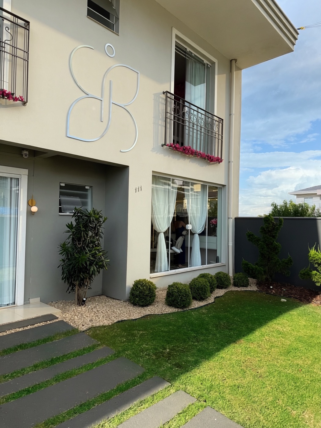 Fachada e jardim do Studio Beauty
